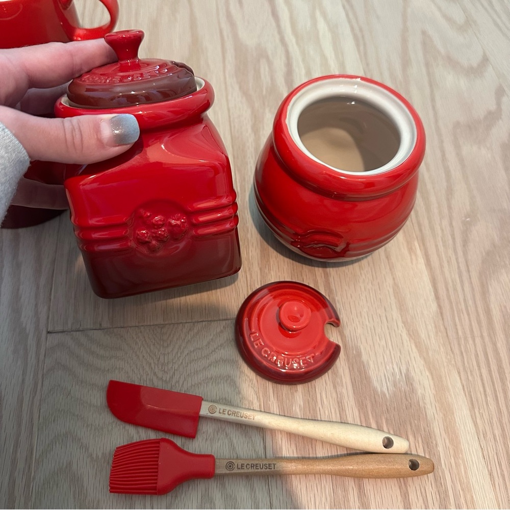 Le Creuset Red Honey Jar with Brush - Picture 3 of 6